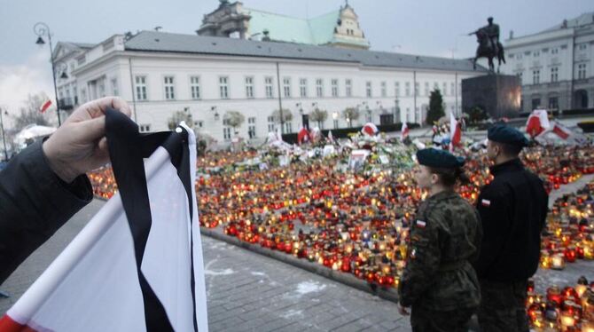 Vor dem Präsidentenpalast in Warschau erinnert ein Meer von Lichtern an Lech Kaczynski.