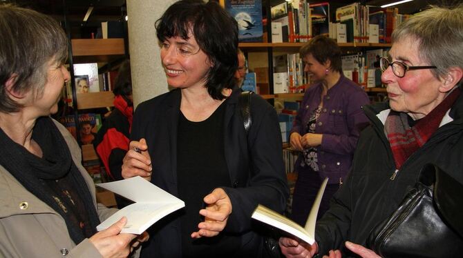 »Am Anfang war die Nacht Musik«: Alissa Walser (Mitte) war zu Gast in der Bad Uracher Schlossmühle. FOTO: KOZJEK »Am Anfang war die Nacht Musik«: Alissa Walser (Mitte) war zu Gast in der Bad Uracher Schlossmühle. FOTO: KOZJEK