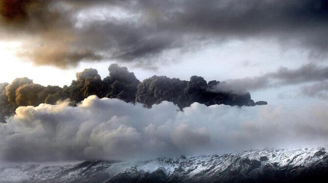 Die Asche des isländischen Vulkans Eyjafjallajökull gefährdet den Luftverkehr.