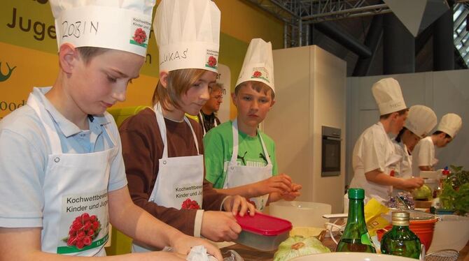 Volle Konzentration (von links): Robin Köber, Lukas Lang und Markus Class kochen gegen Konkurrenten aus Esslingen.  GEA-FOTO: CO