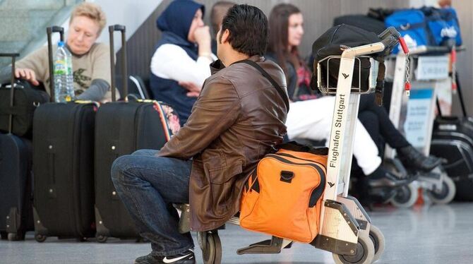 Wartende Passagiere auf dem Flughafen Stuttgart. ARCHIVFOTO: DPA