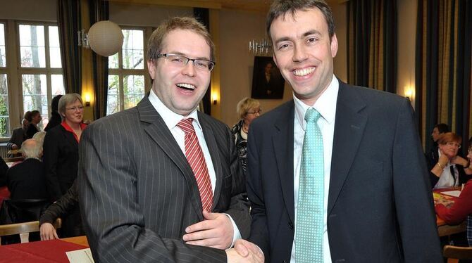 Glückwünsche vom SPD-Kreisvorsitzenden Sebastian Weigle (links) für den frisch gekürten Kandidaten Nils Schmid. FOTO: NIETHAMMER Glückwünsche vom SPD-Kreisvorsitzenden Sebastian Weigle (links) für den frisch gekürten Kandidaten Nils Schmid. FOTO: NIETHAMMER