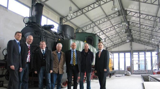 Viele Partner, ein Ziel (von links): Hartmut Reck und Ulrich Zimmermann für die Sponsoren EnBW und Berg-Bier, Bürgermeister Mike