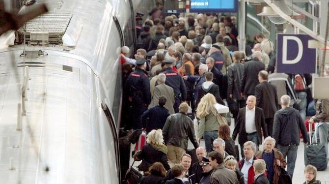 Reisende warten im Hauptbahnhof in Hamburg auf ihre Züge. Aufgrund der Vulkanaschewolke weichen viele Reisende auf die Bahn aus.