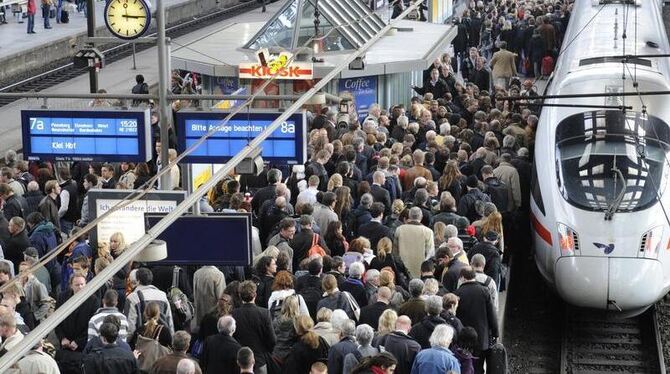 Reisende warten im Hauptbahnhof in Hamburg auf ihre Züge.