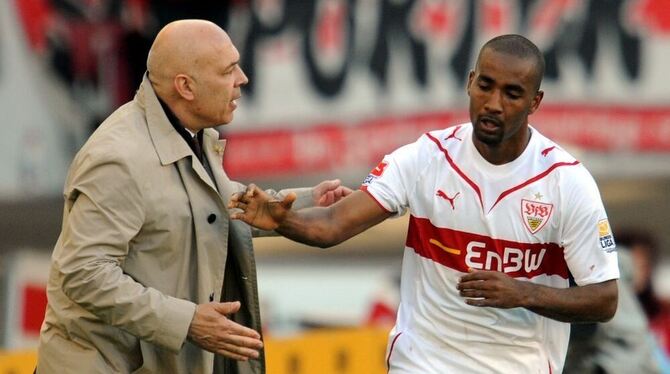 »Mensch Junge, bleib doch hier«, scheint Christian Gross (links) seinem Stürmer Cacau zu sagen. Doch der ziert sich noch.  FOTO: