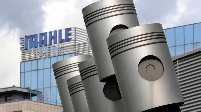 Überdimensionale Motorkolben stehen im Eingangsbereich der Konzernzentrale des Kolbenherstellers Mahle in Stuttgart.