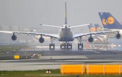 Eine Maschine der Lufthansa rollt am Flughafen Frankfurt am Main über das Vorfeld. Die Lufthansa plant für den Dienstag 140 F
