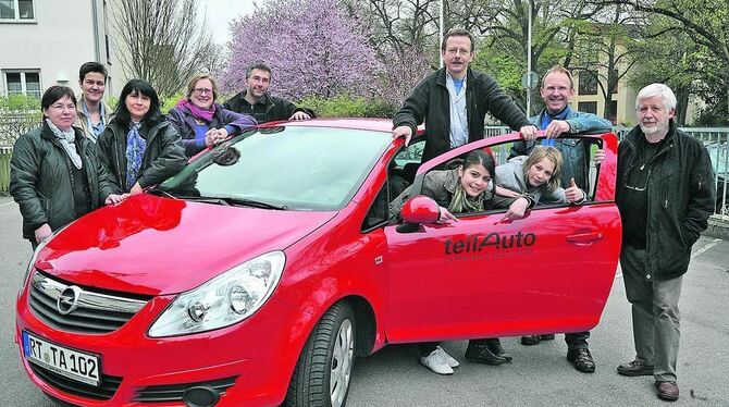 Eins für alle: Uta Kurz (vierte von links), Richard Martini (zweiter von rechts) und viele Carsharing-(Mit)fahrer posieren mit d