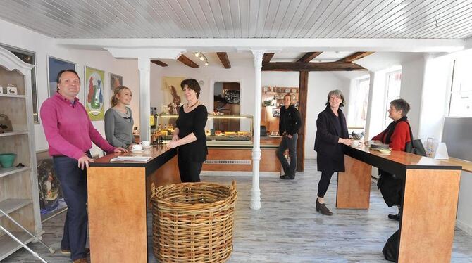 Zwei längere Tische? Das ist dem Baurechtsamt schon zu viel. Gabriele Löffler (dritte von links) mit Kunden in ihrem Laden in de