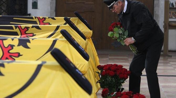 Die Särge der getöteten Bundeswehr-Soldaten werden im Münster von Ingolstadt mit Blumen geschmückt.
