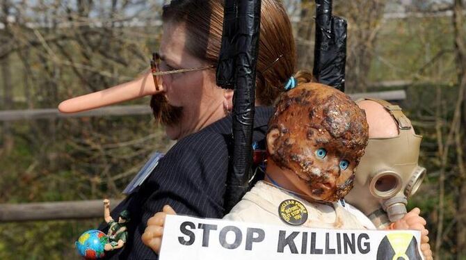 Die Kette sollte die zur Zeit abgeschalteten Meiler Brunsbüttel und Krümmel in Geesthacht an der Elbe verbinden.