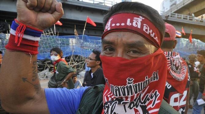 Ein regierungsfeindlicher Demonstrant am Sonntag bei einer Veranstaltung in Bangkok.