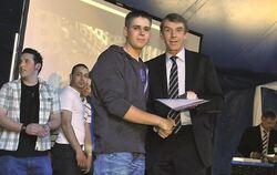 Zeugnisübergabe: Harald Herrmann (rechts) ist voll des Lobes für die erfolgreichen Prüflinge. FOTO: TRINKHAUS