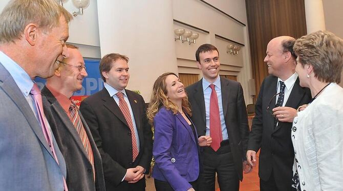 »Rot in den Mai« hieß es beim SPD-Empfang im Spitalhofsaal (von links): Stadtrat Helmut Treutlein, der Landtagsbewerber des Wahl