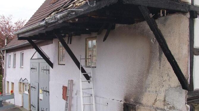 Die Hausbewohner konnten sich beim Brand in Grafenberg rechtzeitig retten. FOTO: MAR