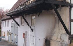 Die Hausbewohner konnten sich beim Brand in Grafenberg rechtzeitig retten. FOTO: MAR