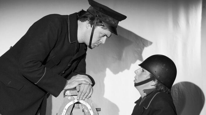 Gerd Plankenhorn und Gina Maas als Feuerwehrleute in Susanne Hinkelbeins Karl-Valentin-Abend. FOTO: BECKER