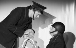 Gerd Plankenhorn und Gina Maas als Feuerwehrleute in Susanne Hinkelbeins Karl-Valentin-Abend. FOTO: BECKER