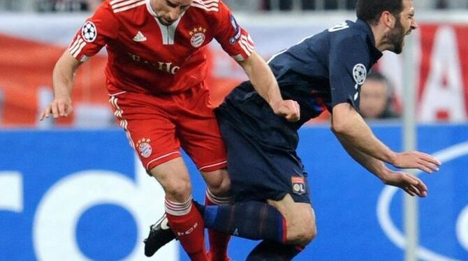 Franck Ribéry (l) wurde für dieses Foul von der UEFA für drei Spiele gesperrt.