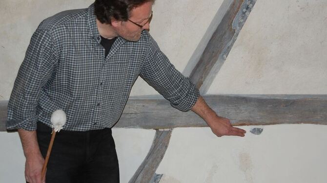Die Originalbemalung ist zum Teil nur noch fragmentarisch erhalten, wie Restaurator Fabian Schorer zeigt. GEA-FOTO: STÖHR Die Originalbemalung ist zum Teil nur noch fragmentarisch erhalten, wie Restaurator Fabian Schorer zeigt. GEA-FOTO: STÖHR