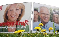 Wahlplakate der SPD und der CDU. Eine Woche vor der Landtagswahl liefern sich Schwarz-Gelb und Rot-Grün ein Kopf-an-Kopf-Renn
