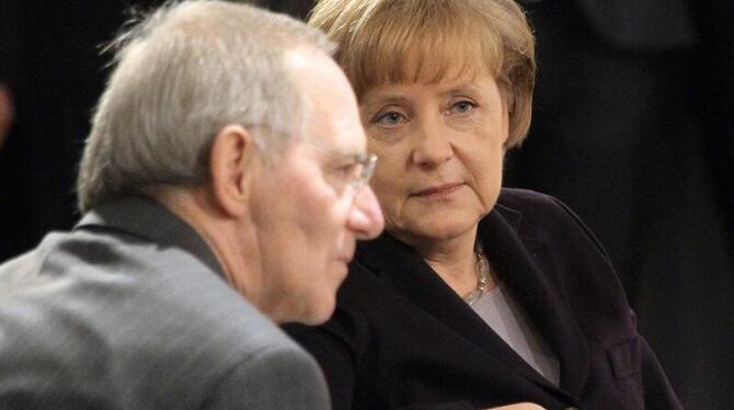 Bundeskanzlerin Merkel zusammen mit Bundesfinanzminister Schäuble.