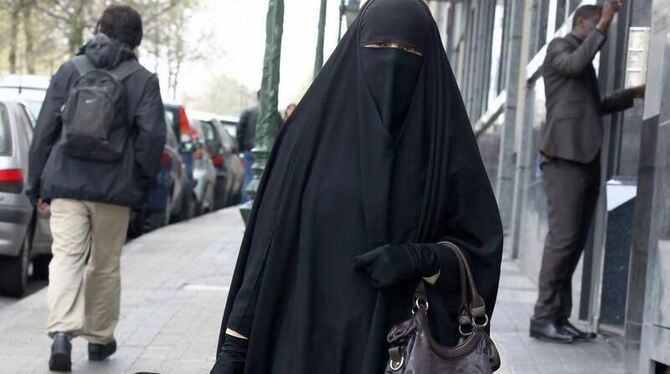 Eine Frau trägt Burka. FOTO: DPA