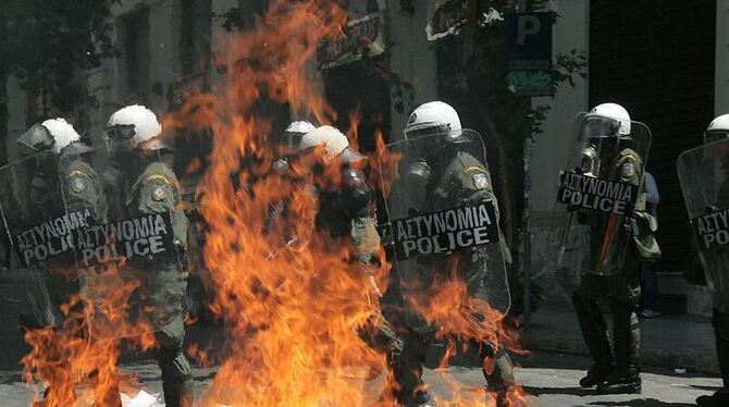 Gewaltsame Zusammenstöße zwischen Polizei und Demonstranten bei den Mai-Demonstrationen in Athen. Gewaltsame Zusammenstöße zwischen Polizei und Demonstranten bei den Mai-Demonstrationen in Athen.