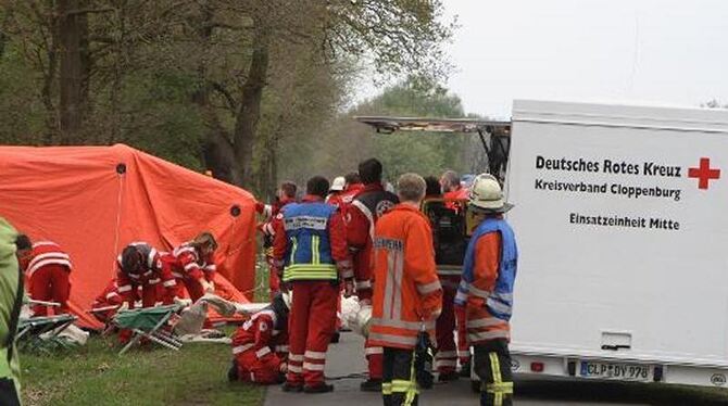 Rettungskräfte im Einsatz, nachdem ein betrunkener Autofahrer in Markhausen in eine Menschenmenge gerast ist.