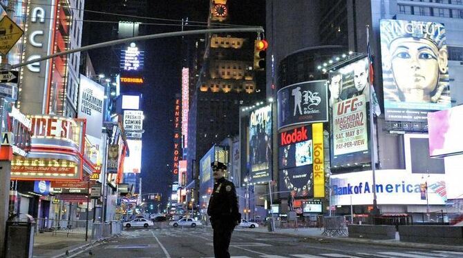 Der Times Square in New York ist von der Polizei aus Furcht vor einem Sprengstoffanschlag abgeriegelt worden.