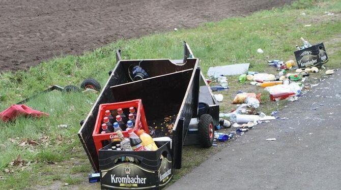 Ein demolierter Bollerwagen mit verstreutem Inhalt, nachdem ein betrunkener Autofahrer in eine Menschenmenge gerast ist. 