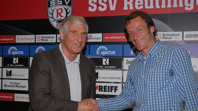 Auf gute Zusammenarbeit: der neue SSV-Trainer Lothar Mattner (rechts) und Klub-Präsident Fritjof Eisenlohr. FOTO: THOMYS