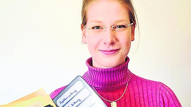 SPD-Gemeinderatsmitglied Silke Bayer geht nie ohne ihren imposanten Terminplaner in den Großen Sitzungssaal.