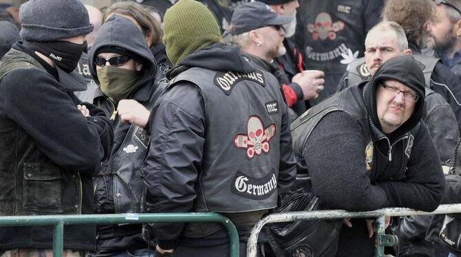 Mitglieder der Rocker-Vereinigung Outlaws haben sich vor dem Landgericht in Kaiserslautern versammelt. Mitglieder der Rocker-Vereinigung Outlaws haben sich vor dem Landgericht in Kaiserslautern versammelt.