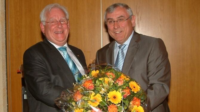 Wolfgang Sautter (links) und sein Nachfolger Dr. Friedrich Vollmer.  FOTO: KAB