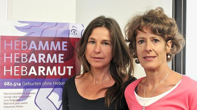 Wollen sich in Berlin Gehör verschaffen: die beiden Hebammen Simone Boley und Christine Landgraf. FOTO: TRINKHAUS