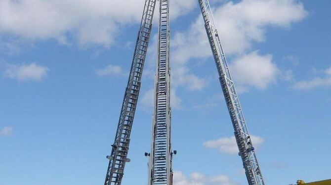 Nicht alltäglich: das Drehleiterballett der Berufsfeuerwehr. FOTO: FW Nicht alltäglich: das Drehleiterballett der Berufsfeuerwehr. FOTO: FW