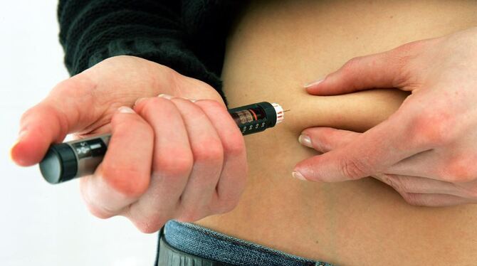 Eine Diebetikerin spritzt sich Insulin.