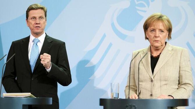 Ziehen im EU-Krisenmanagement nicht an einem Strang: Außenminister Guido Westerwelle (FDP) und Kanzlerin Angela Merkel (CDU). Ziehen im EU-Krisenmanagement nicht an einem Strang: Außenminister Guido Westerwelle (FDP) und Kanzlerin Angela Merkel (CDU).
