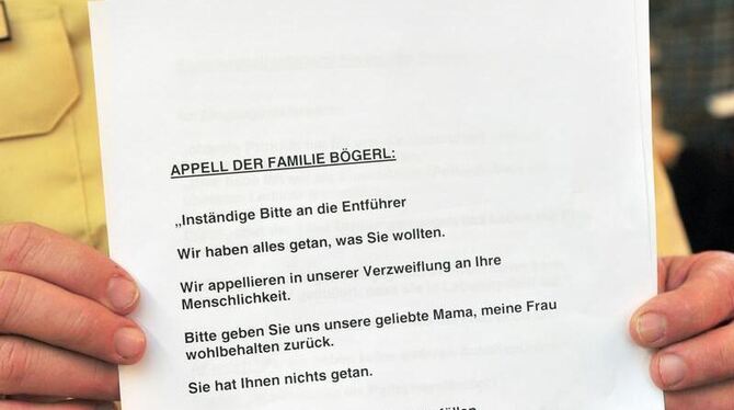 Ein Polizeisprecher hält in Heidenheim den Appell der Familie Bögerl an die Entführer.