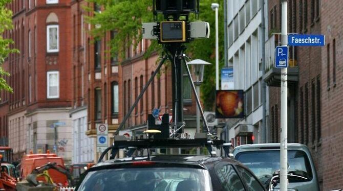 Für das Projekt »Street View« fotografiert ein Wagen mit einer Spezialkamera Straßen in Kiel.