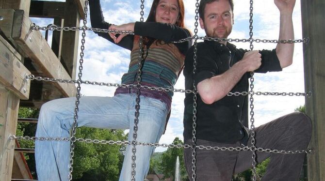 Aufstrebendes Team: Tina Reitz und Admir Zukanovic bringen neuen Schwung in die Mobile Jugendberatung in Bad Urach. FOTO: FINK Aufstrebendes Team: Tina Reitz und Admir Zukanovic bringen neuen Schwung in die Mobile Jugendberatung in Bad Urach. FOTO: FINK