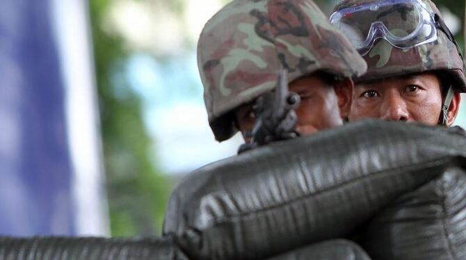 Soldaten nehmen die Regierungsgegner im Zentrum von Bangkok ins Visier.