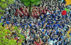 Buntes Bild bei der Stadthalle: Viertausend Musikerinnen und Musiker kommen zusammen.