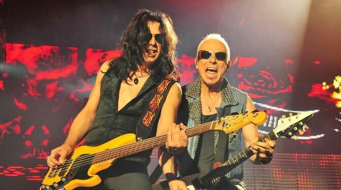 Ein Auftritt, wie er Spaß macht: Bassist Pawel Maciwoda und Gitarrist Rudolf Schenker lassen die Fetzen fliegen. GEA-FOTO: MEYER