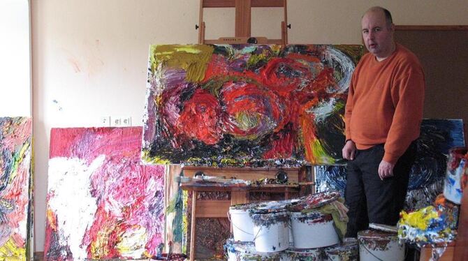 Farbe, eimerweise: Normann Seibold in seinem Atelier im Schloss Grafeneck. GEA-FOTO: DEWALD Farbe, eimerweise: Normann Seibold in seinem Atelier im Schloss Grafeneck. GEA-FOTO: DEWALD