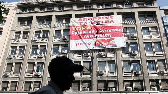Protestplakat in Athen. In Griechenland gibt es neue landesweite Streiks.