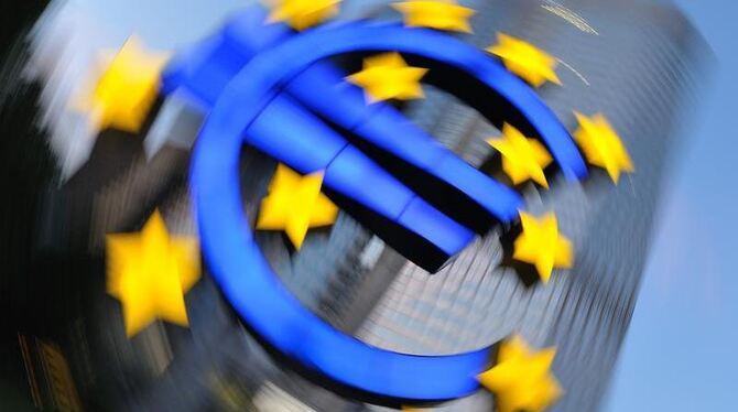Die Euro-Skulptur vor der Zentrale der Europäischen Zentralbank (EZB).
