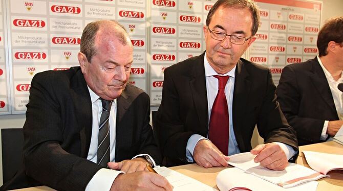Eduardo Garcia (links) und Erwin Staudt unterzeichnen den Sponsorvertrag. FOTO: DPA Eduardo Garcia (links) und Erwin Staudt unterzeichnen den Sponsorvertrag. FOTO: DPA